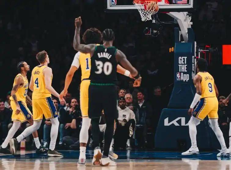 米兰体育官网俄克拉荷马雷霆迎足总杯关键赛，窗口期绝杀压哨，球迷炸锅，球队文化再被提及的简单介绍